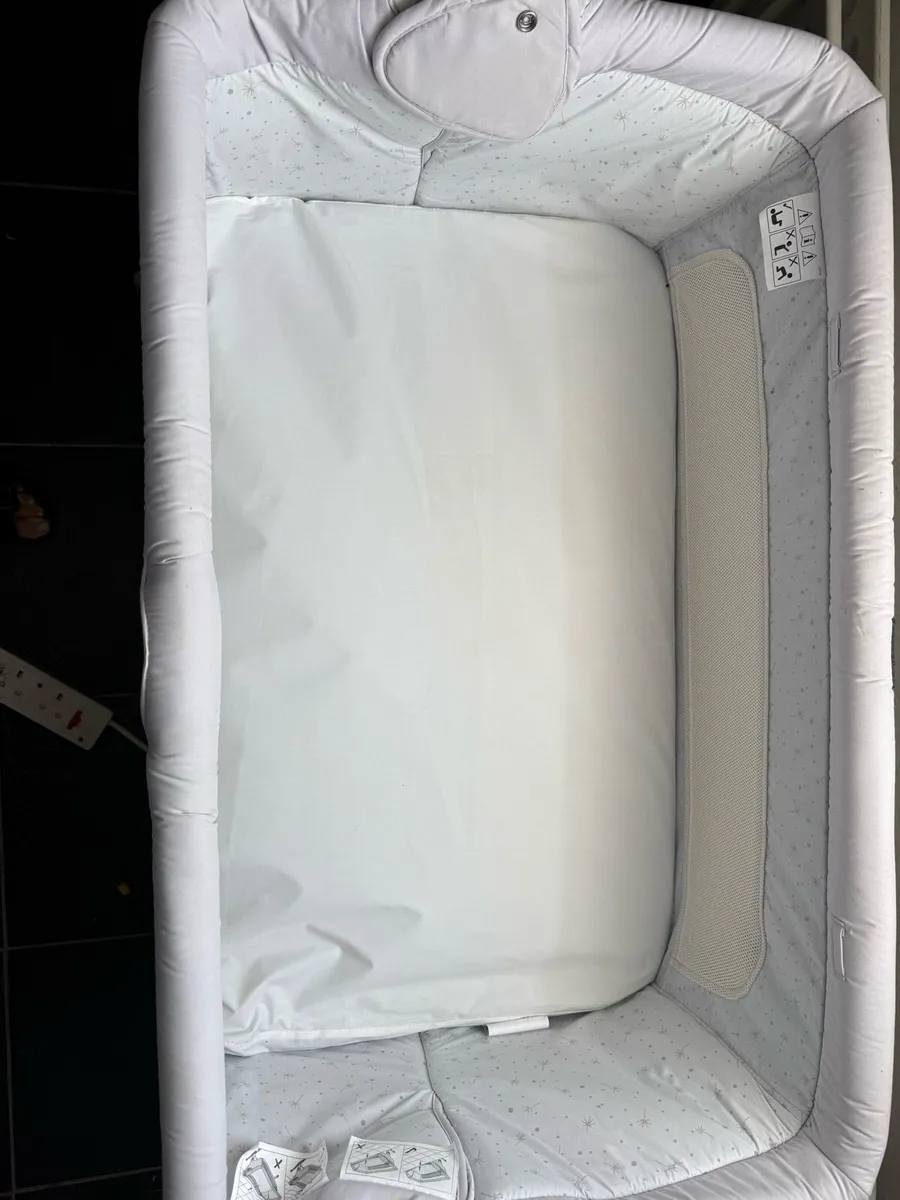 Chicco next to me crib with mattress protector - Image 3