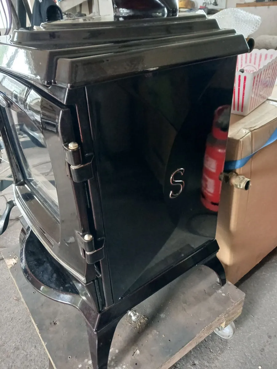 Stanley reginald boiler stove heats up to 14 radia - Image 3