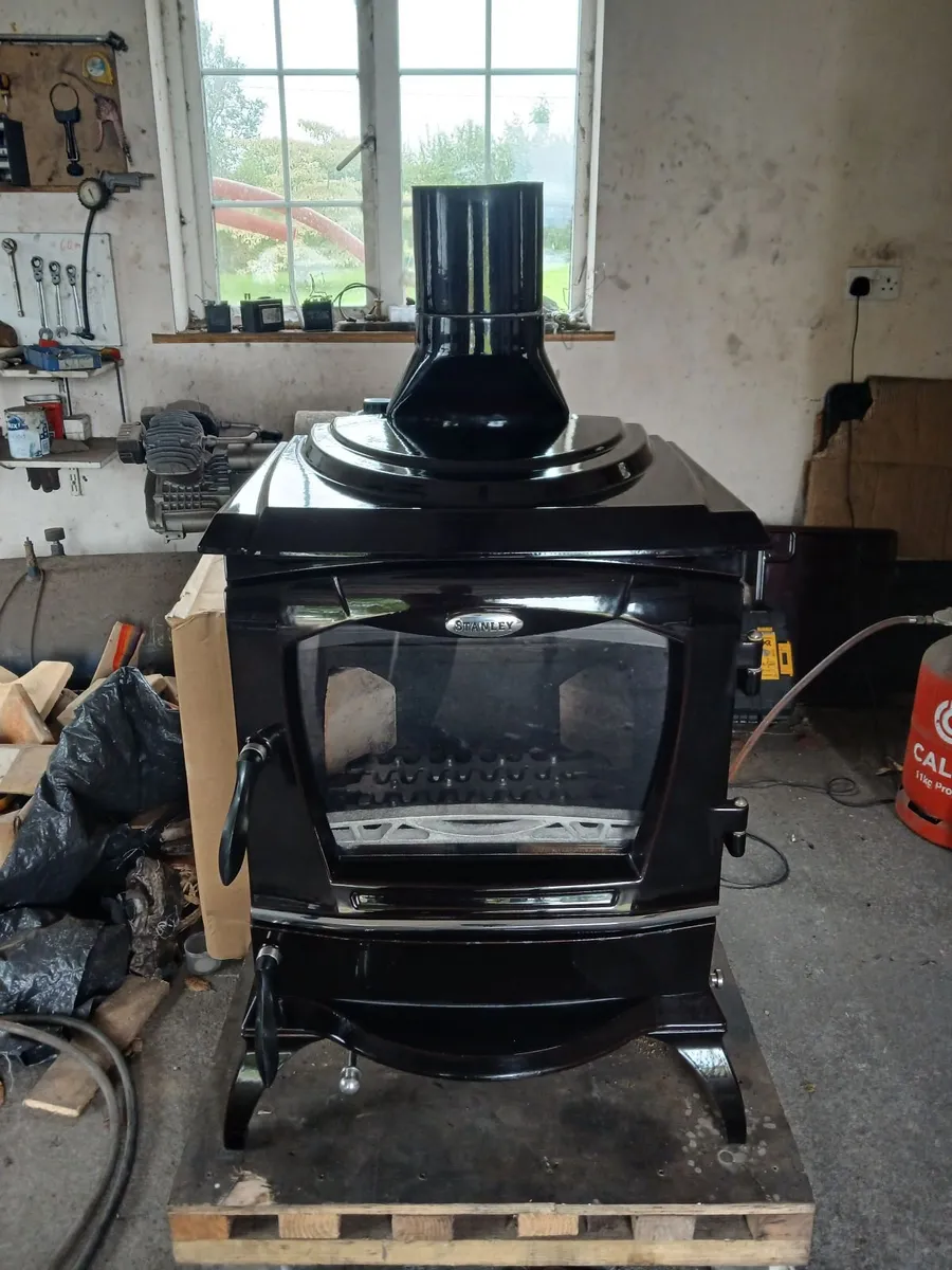 Stanley reginald boiler stove heats up to 14 radia - Image 2