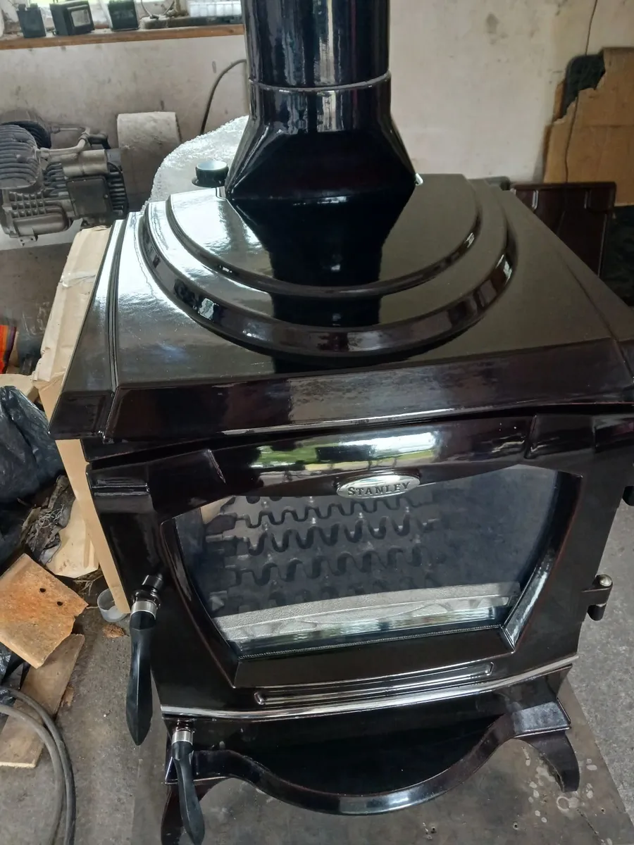 Stanley reginald boiler stove heats up to 14 radia - Image 1