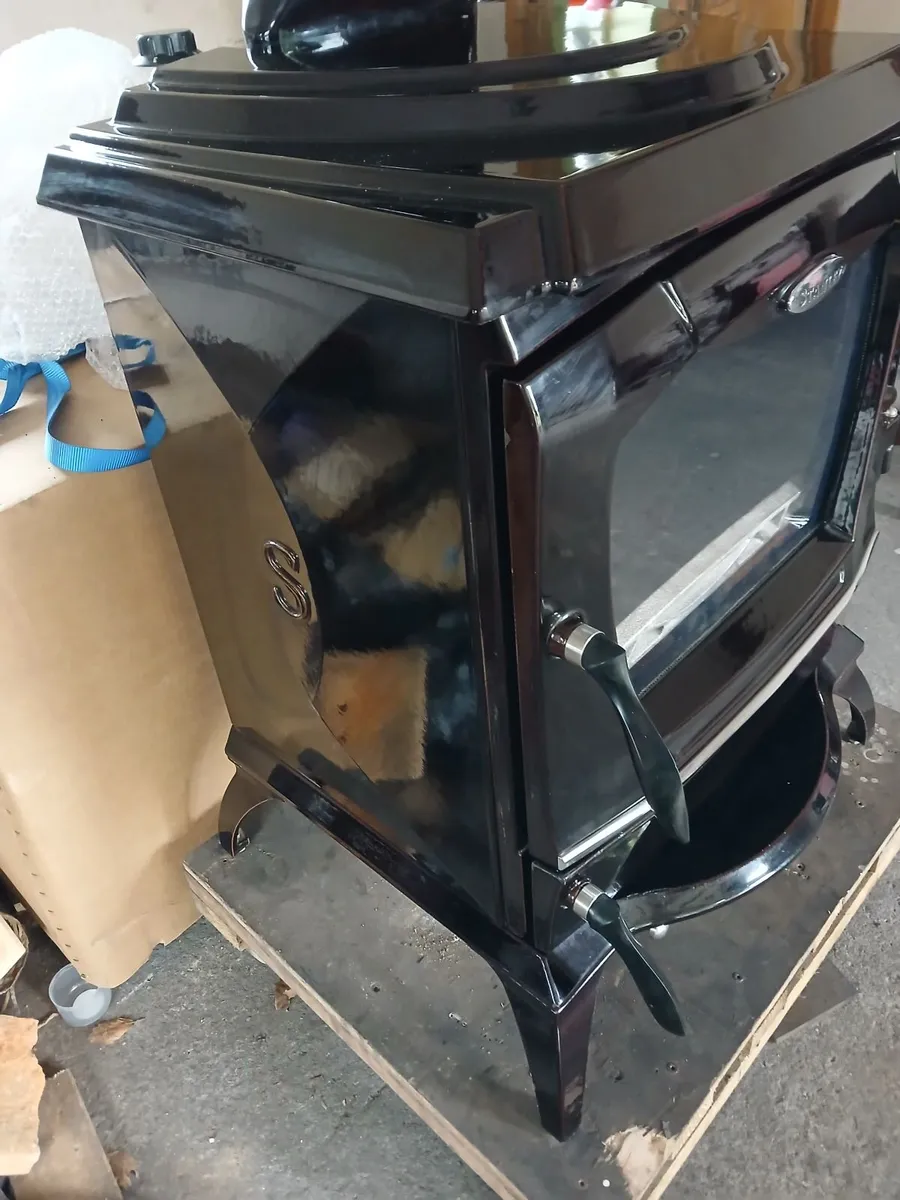 Stanley reginald boiler stove heats up to 14 radia - Image 4