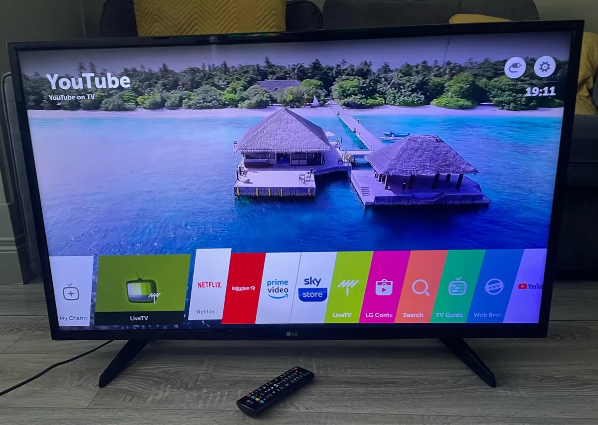 43” LG FULL HD SMART TV - Image 1