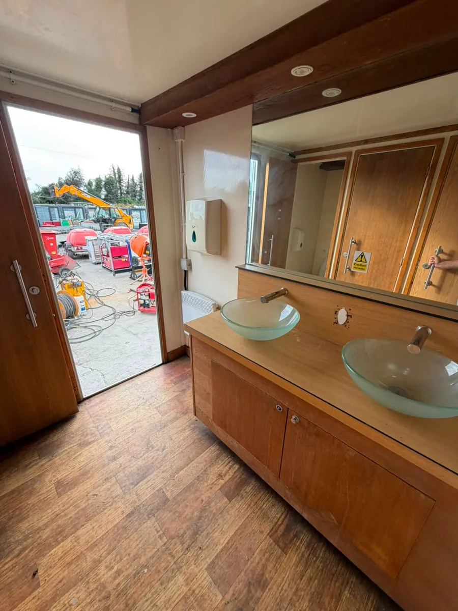 Male/Female Towable Toilet Unit - Image 3