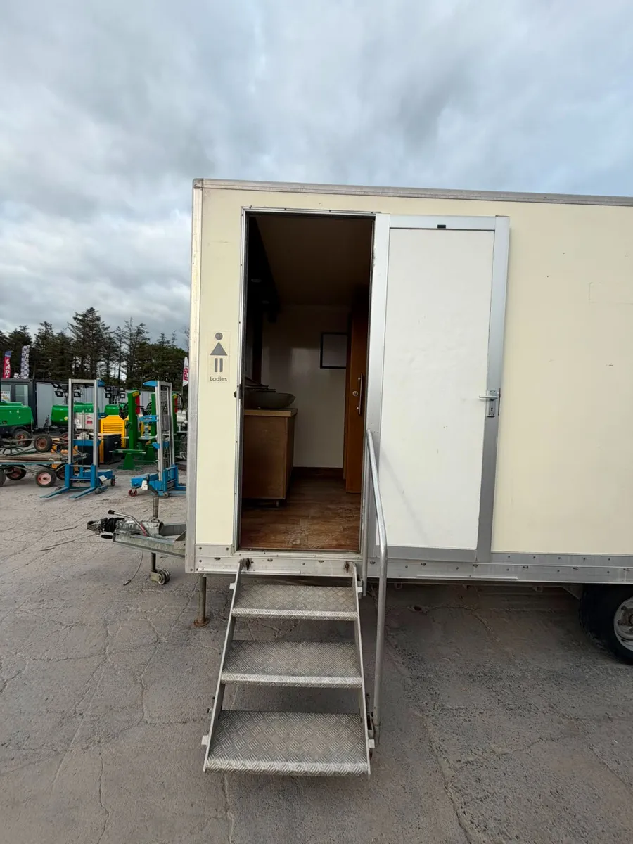 Male/Female Towable Toilet Unit - Image 2