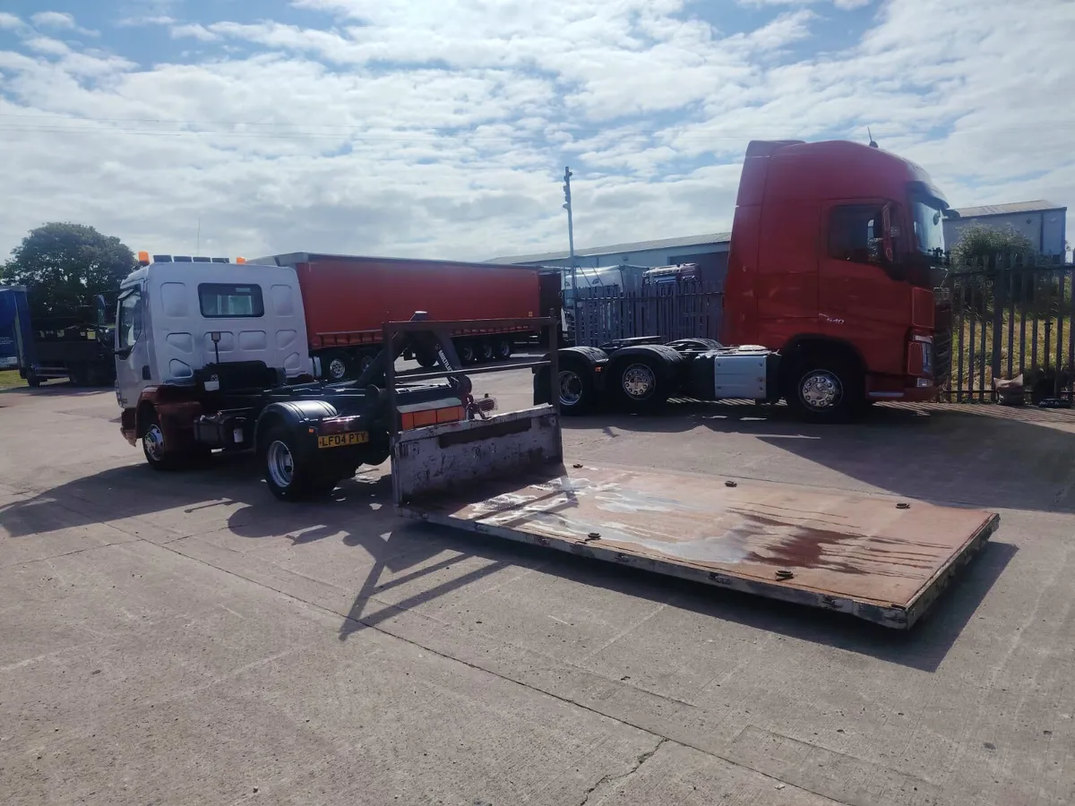 2004 DAF LF 170 Hook Loader 7.5 TON - Image 2