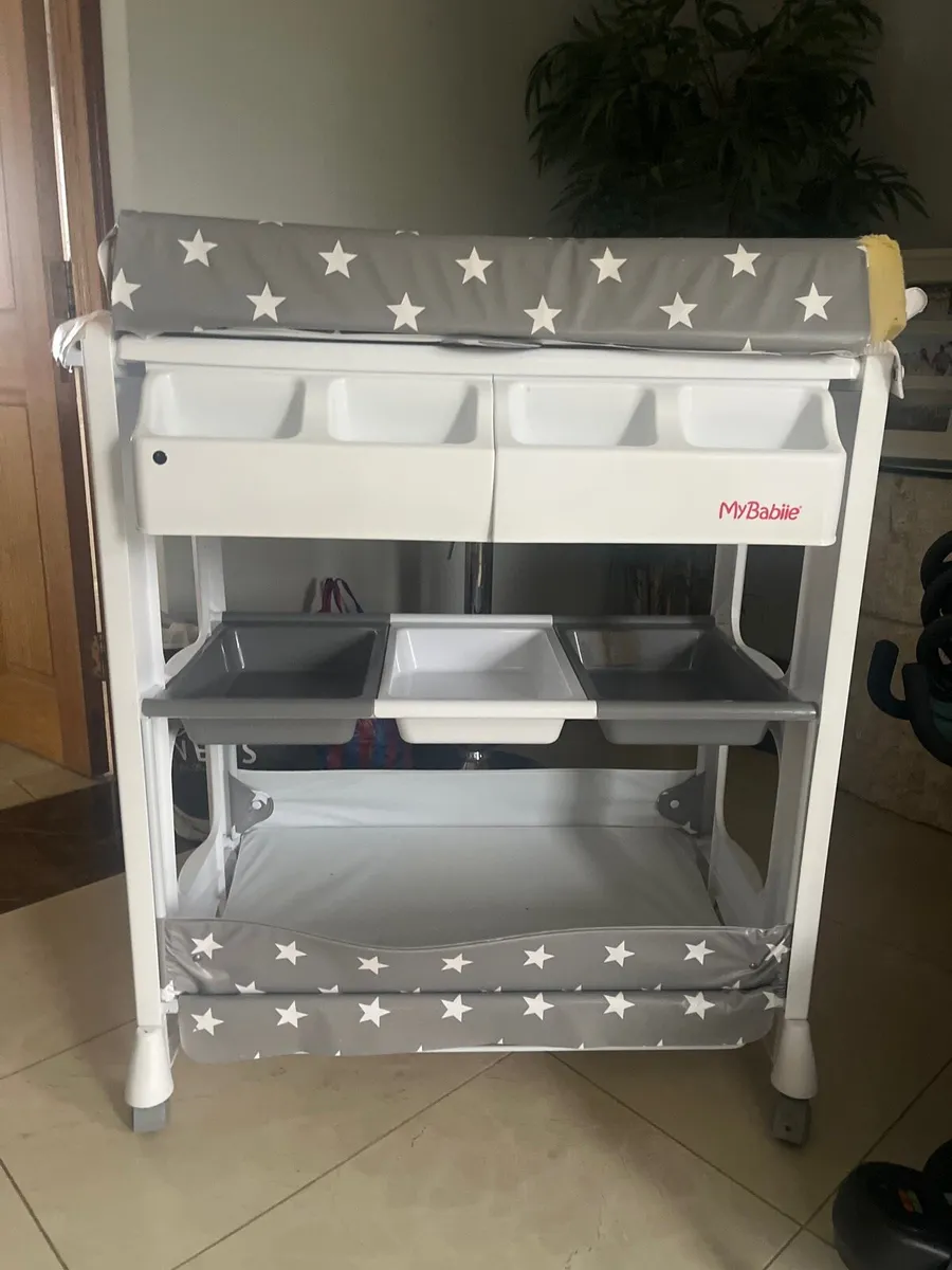 Changing Table with Bath and storage - Image 1