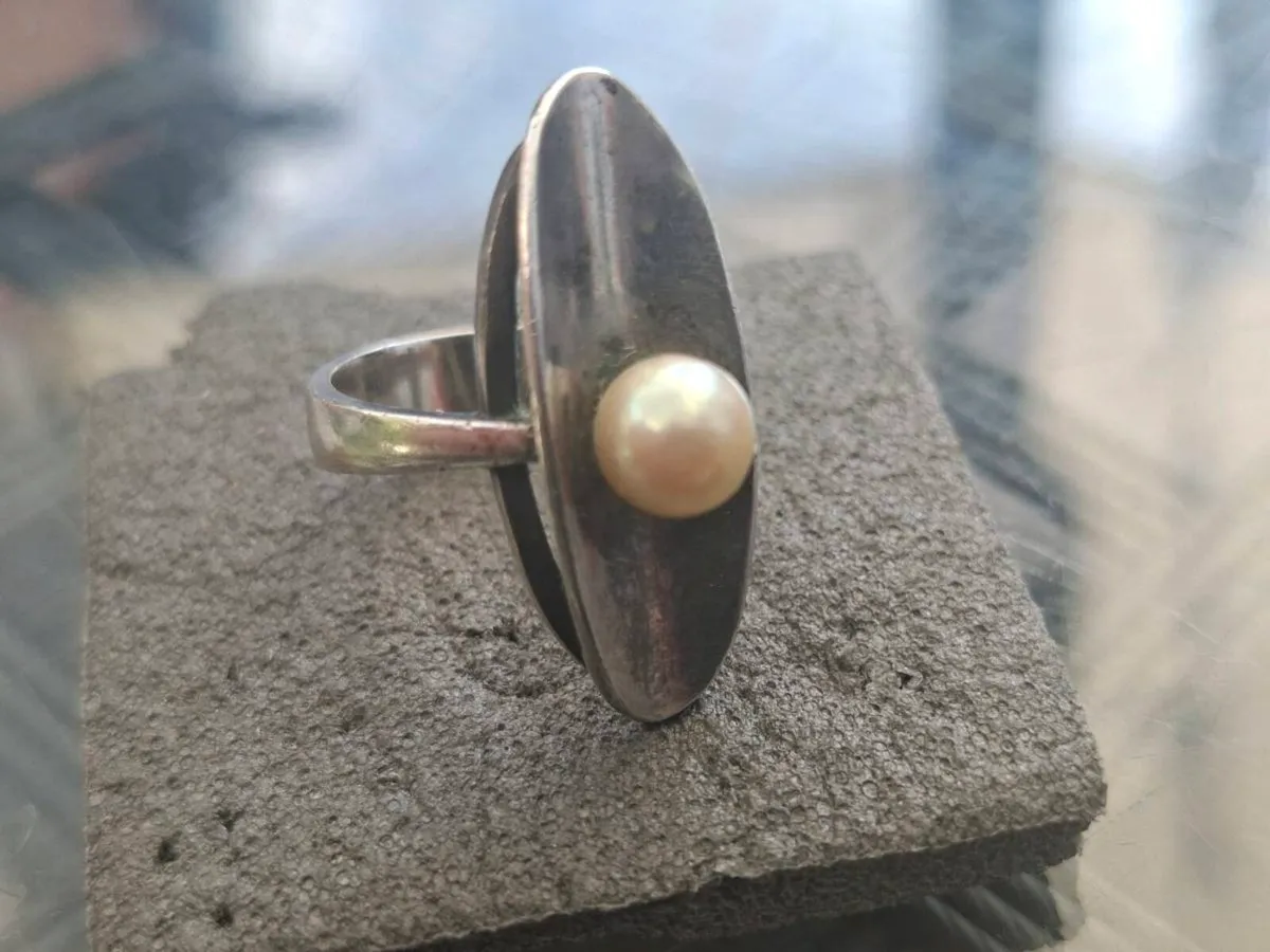 Lovely Vintage Sterling Silver/ Pearl Ladies Ring - Image 2