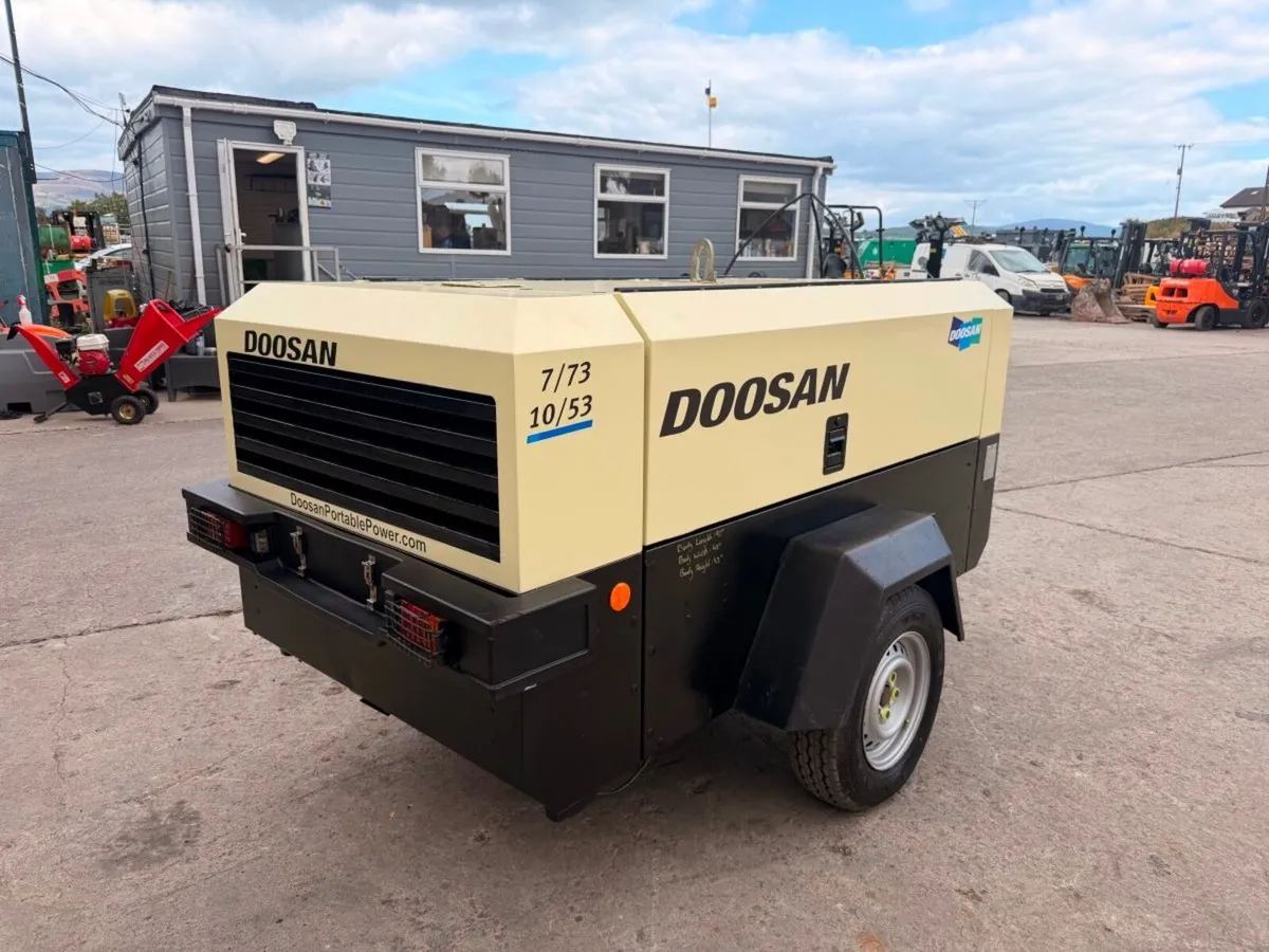 2017 DOOSAN ROAD AIR COMPRESSOR 250 CFM. - Image 4