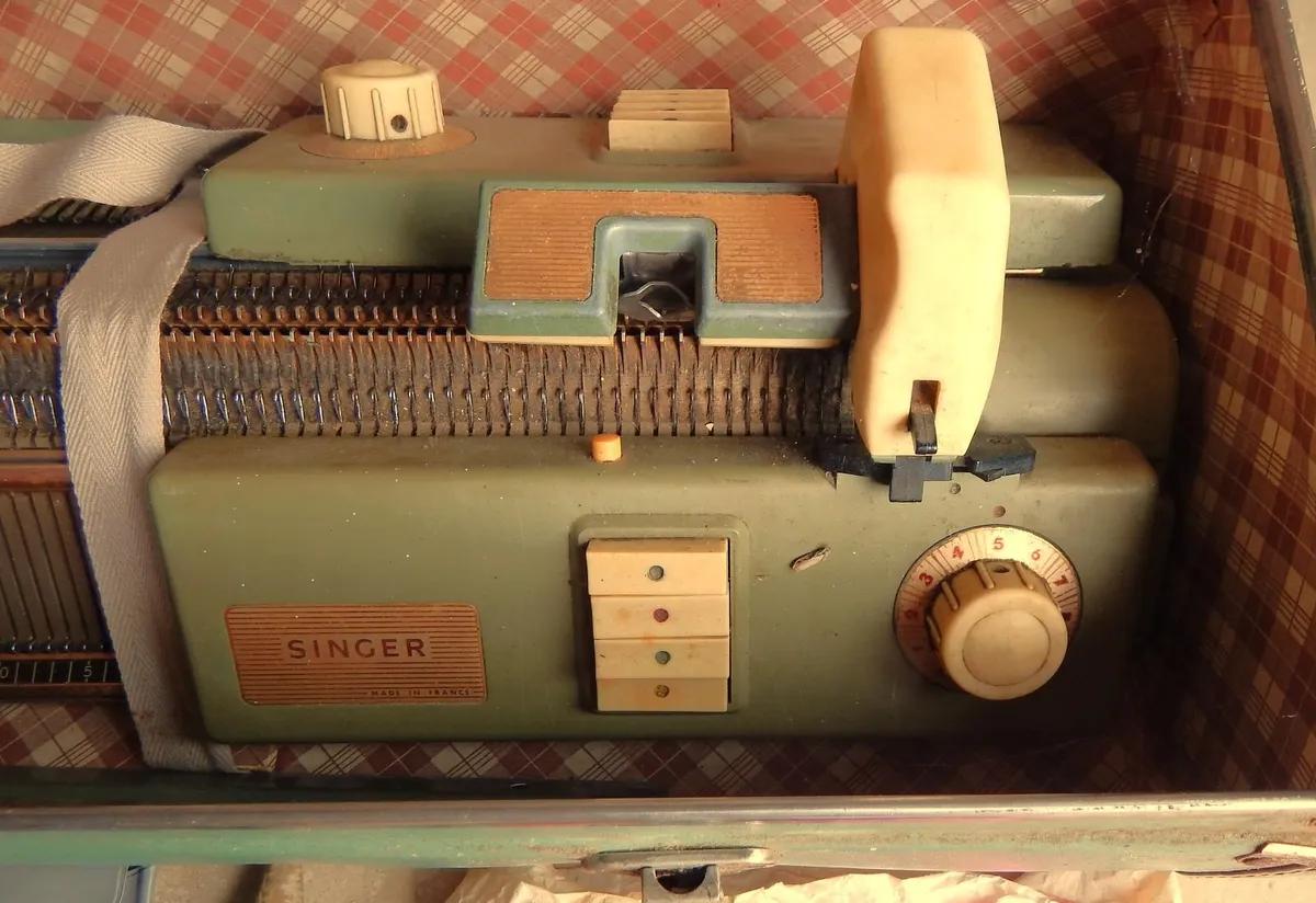 Vintage Singer Knitting Machine & Accessories - Image 2