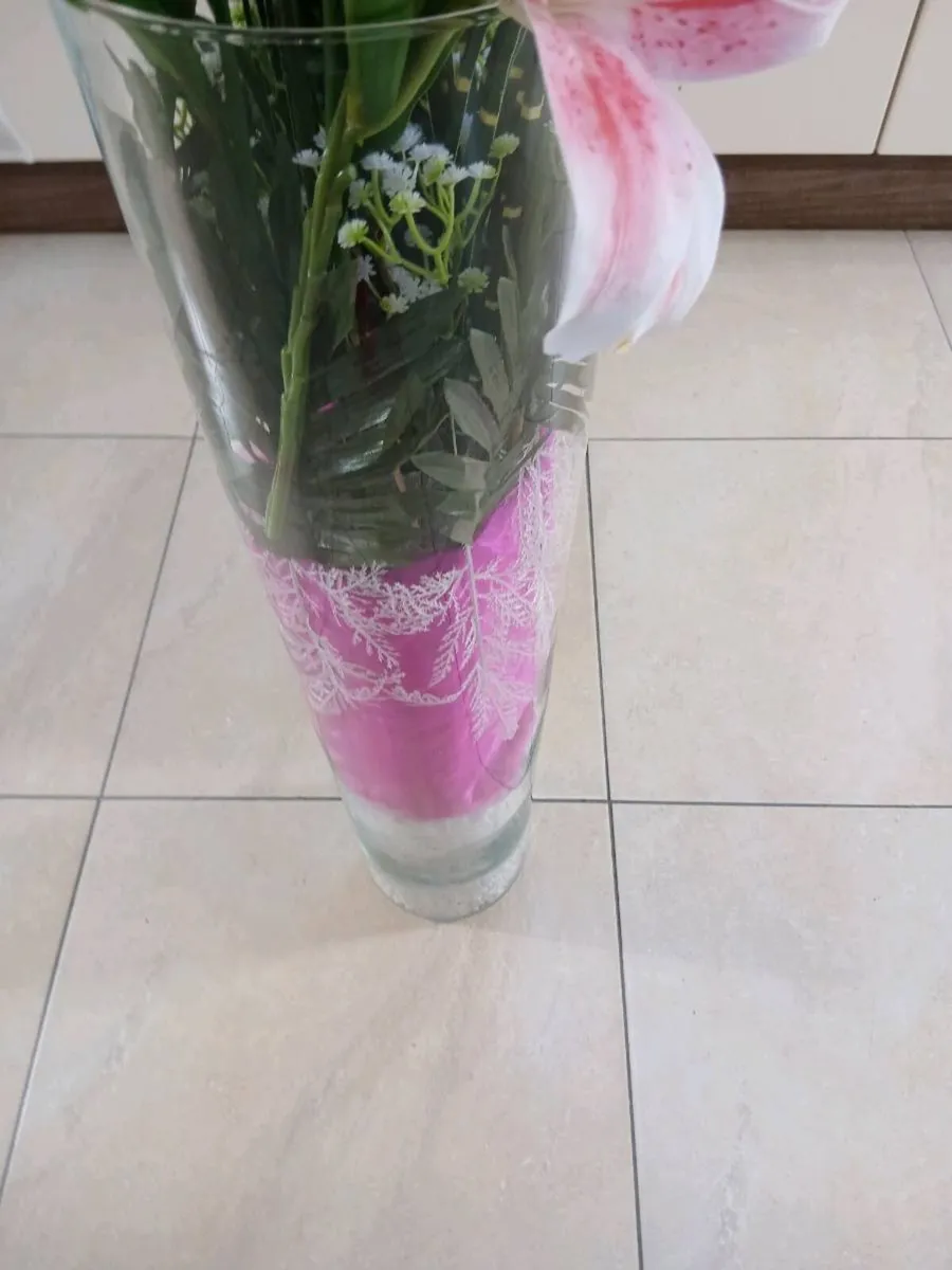 ARTIFICIAL FLOWERS IN LARGE GLASS VASE ALL NEW - Image 4
