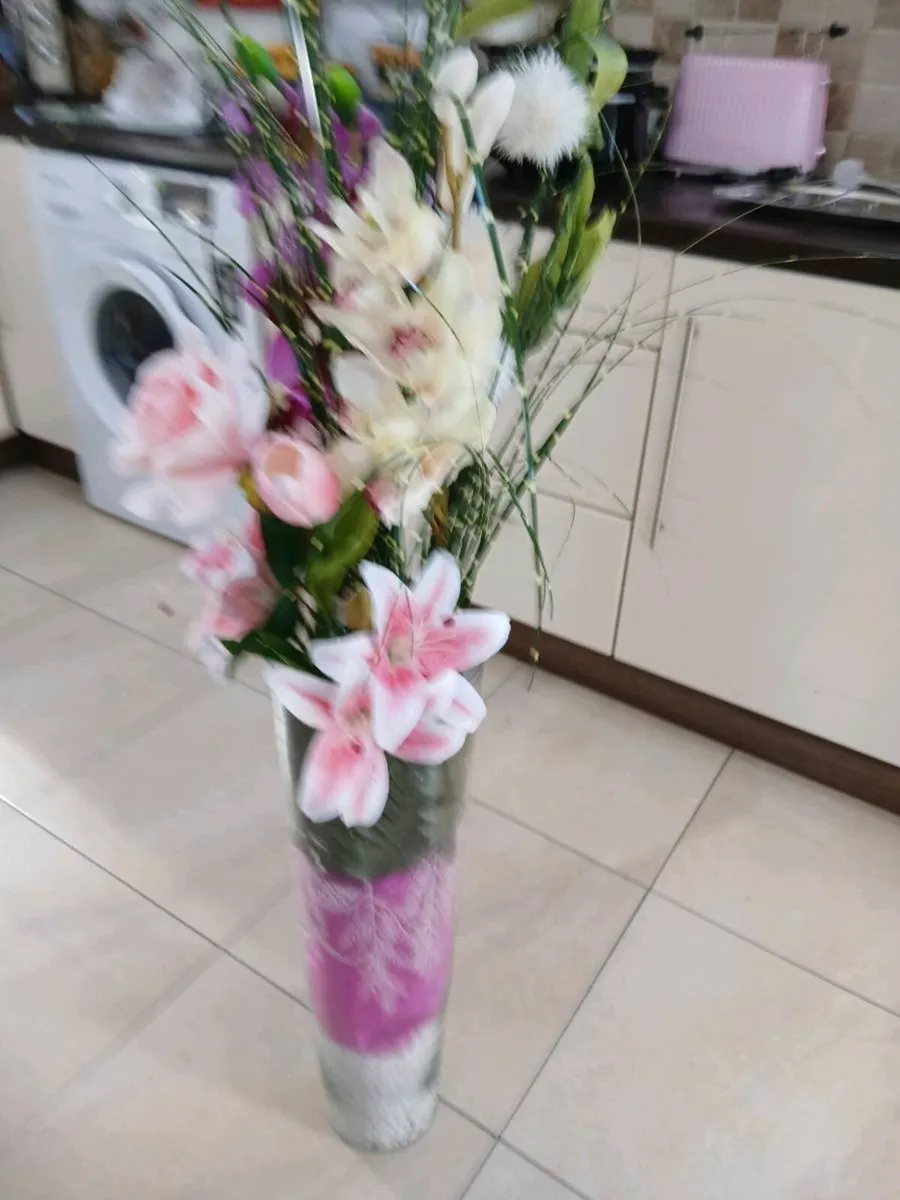 ARTIFICIAL FLOWERS IN LARGE GLASS VASE ALL NEW - Image 3