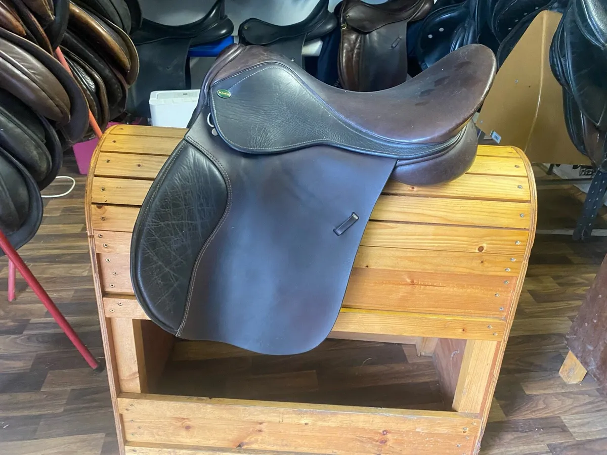 Manor brown Leather narrow saddle - Image 4
