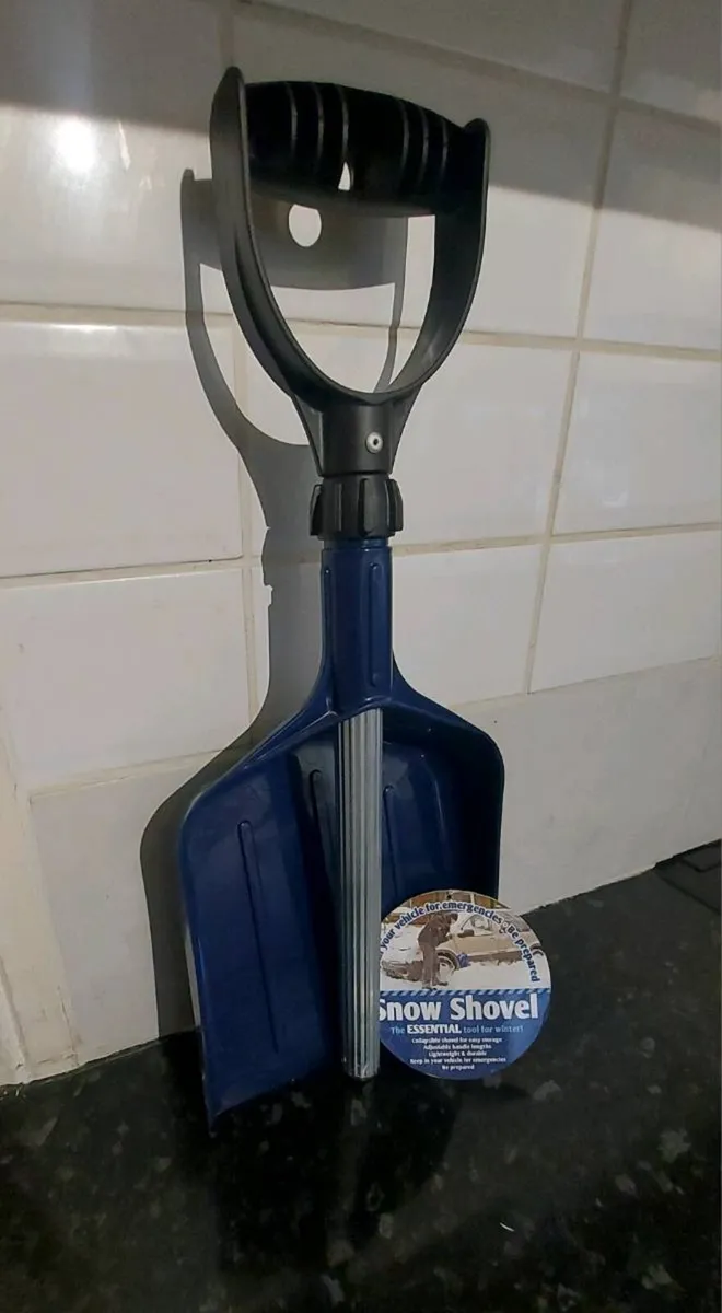 Collapsible shovels €10 each - Image 1