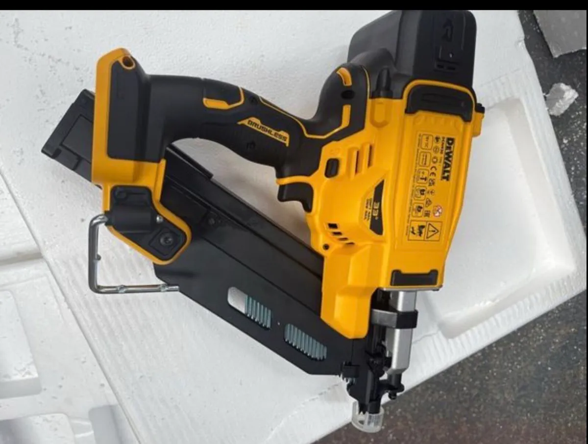 Dewalt framing nailer 18 v used few times only - Image 3