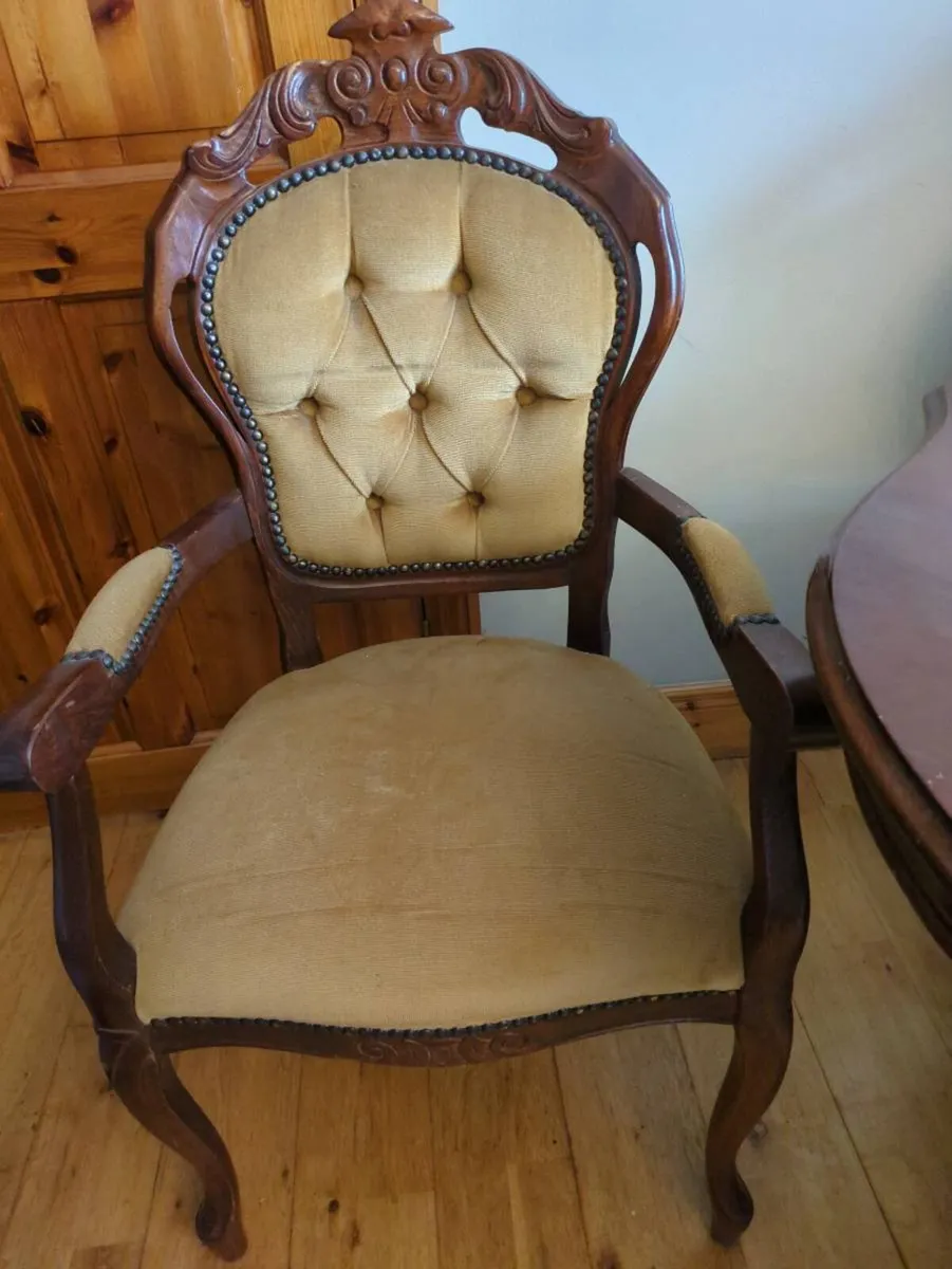 Beautiful Solid Wood Dining Table & 6 chairs - Image 3