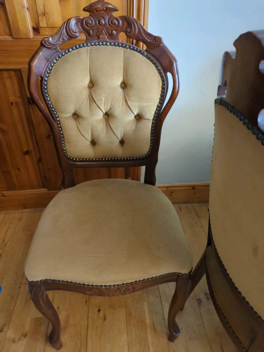 Beautiful Solid Wood Dining Table & 6 chairs - Image 4