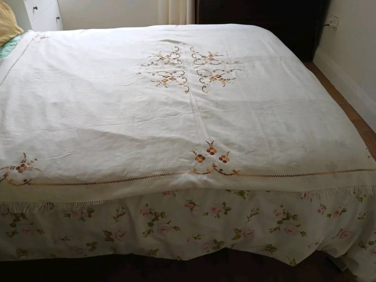 Vintage embroidered bed cover - Image 3