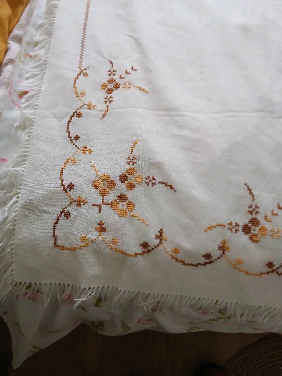 Vintage embroidered bed cover - Image 4