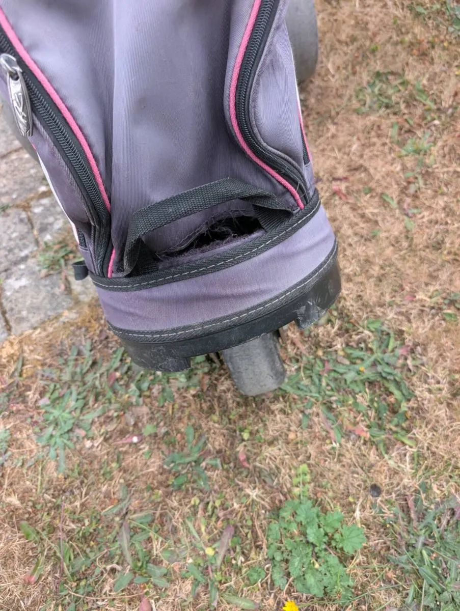 Ladies beginner Golf clubs and trolley - Image 2