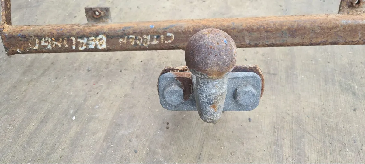 Tow ball and tow hitch…………………….50 - Image 1