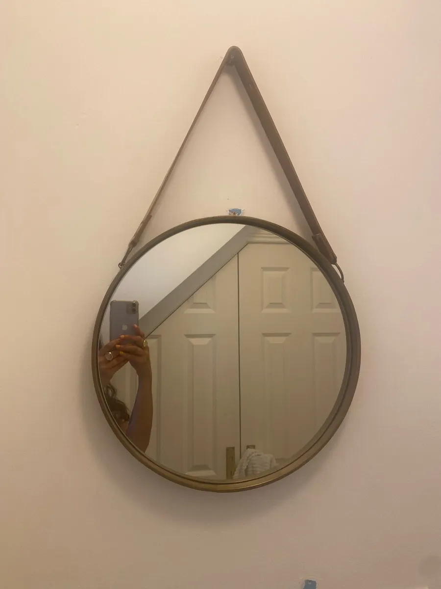 Stylish round mirror with leather strap