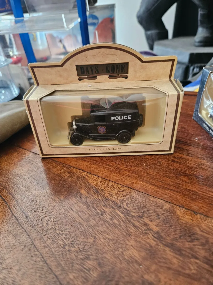 Corgi Lledo Police Van