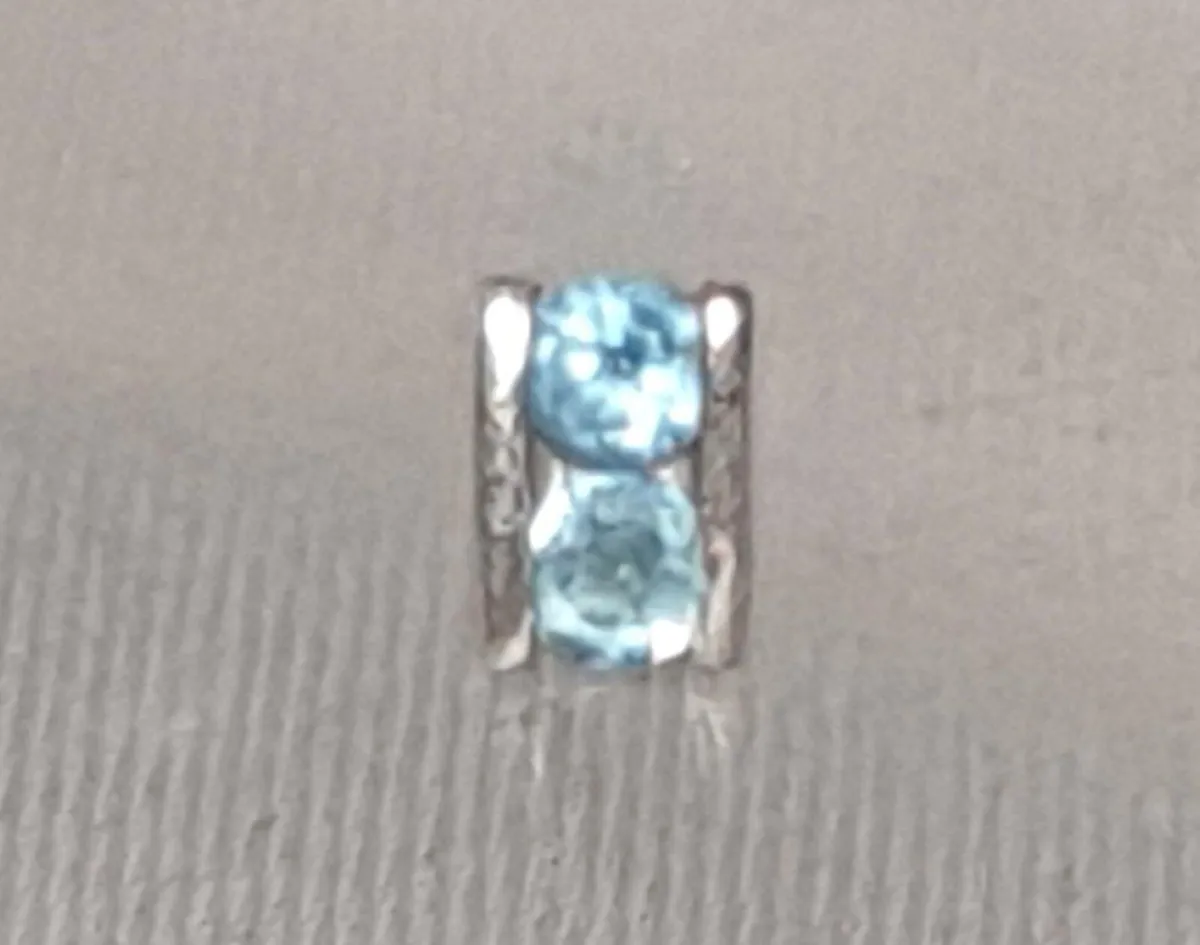Single White Gold & Topaz Stud Earring Unisex - Image 2