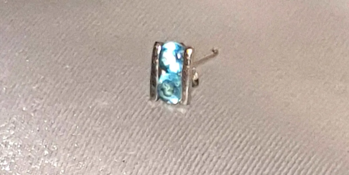 Single White Gold & Topaz Stud Earring Unisex - Image 4