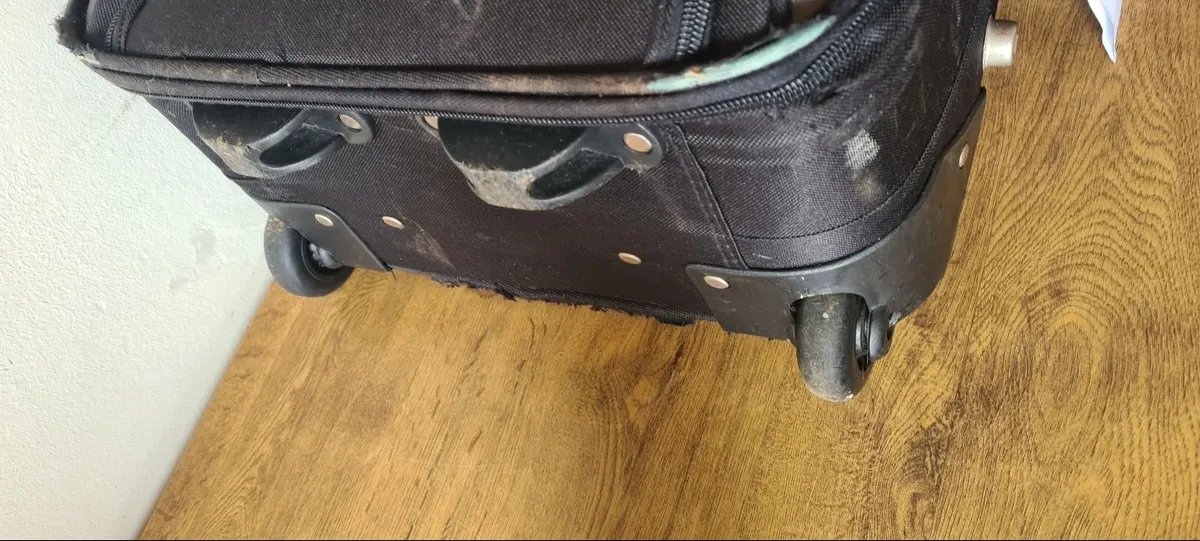 Carry on travel case on wheels ………………………20 - Image 3