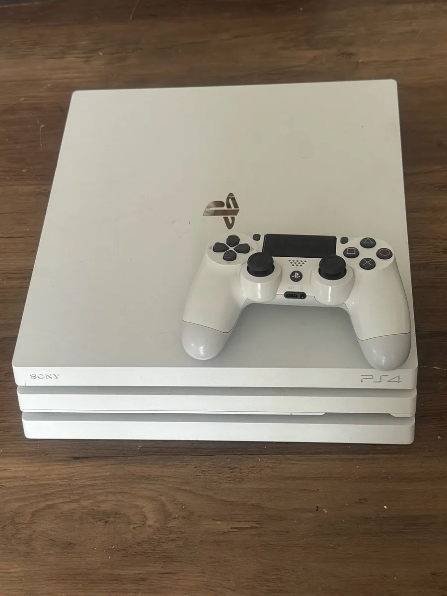 Sony PS4 CUH-7116B with one controller - Image 1