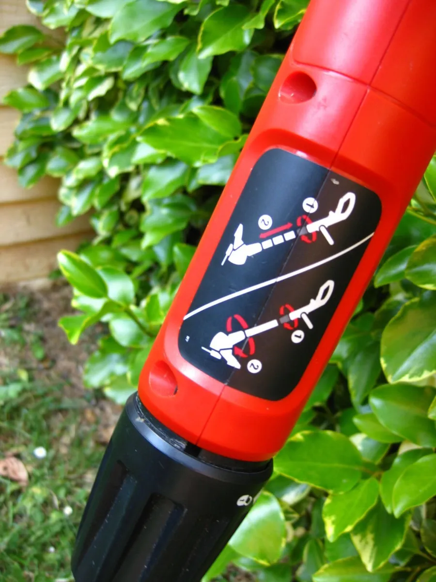 Spotless Black & Decker Electric Strimmer. - Image 4