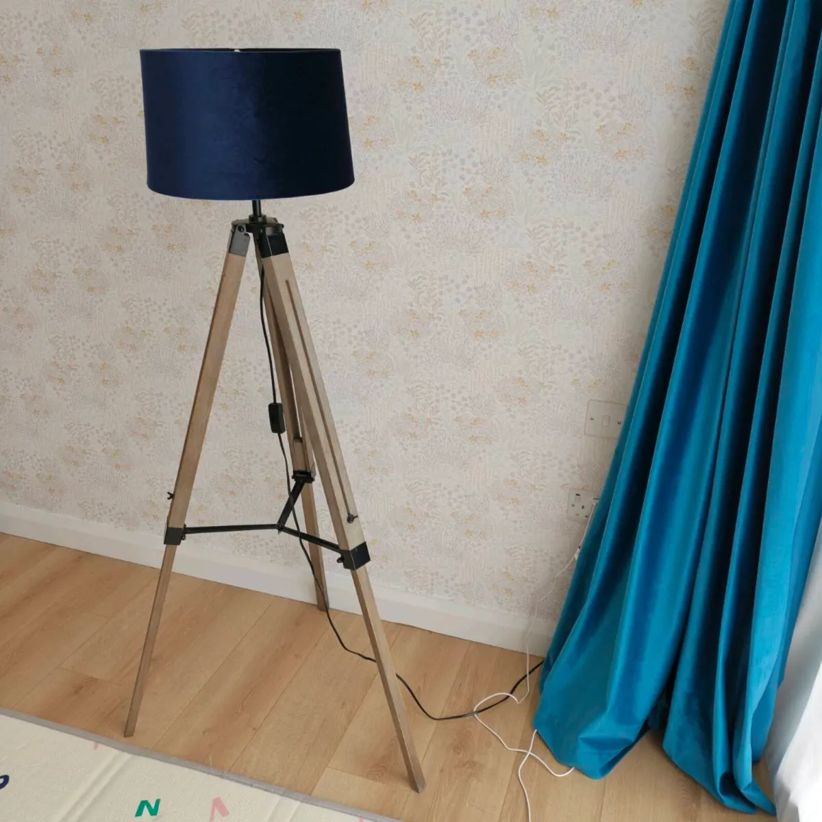 Tripod lamp - Image 1