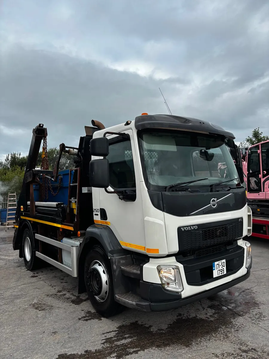 2017 Volvo FL250 skip loader - Image 1
