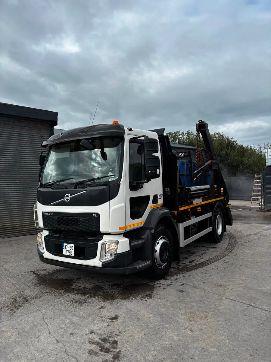 2017 Volvo FL250 skip loader - Image 2