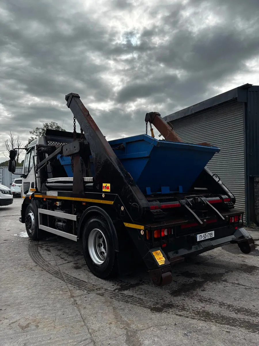 2017 Volvo FL250 skip loader - Image 4