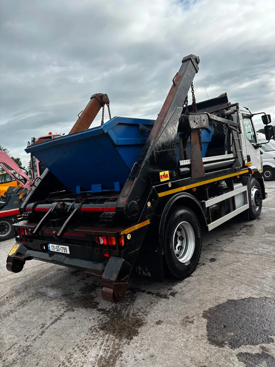 2017 Volvo FL250 skip loader - Image 3