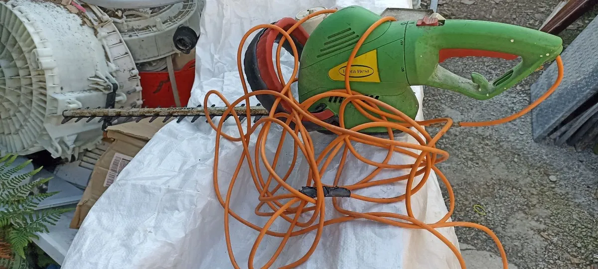 Electric Hedge Trimmers - Image 2
