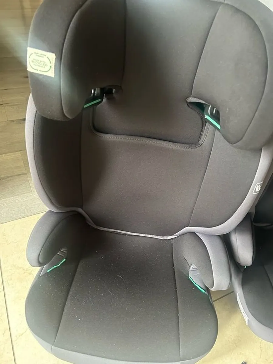 2 x car seats - Image 1