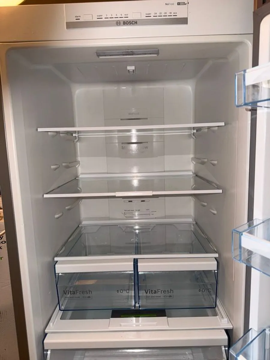 Bosch Serie 4 Freestanding Fridge Freezer - Image 3