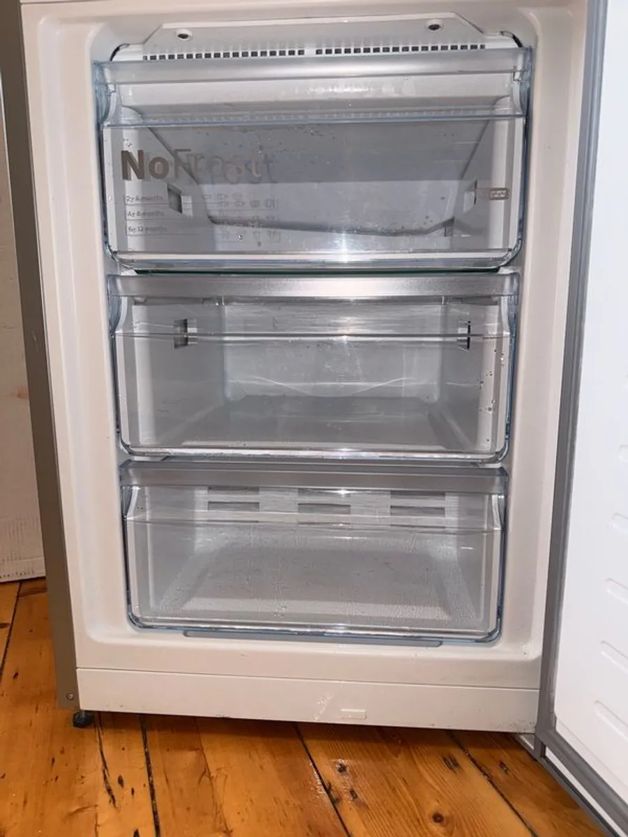 Bosch Serie 4 Freestanding Fridge Freezer - Image 4