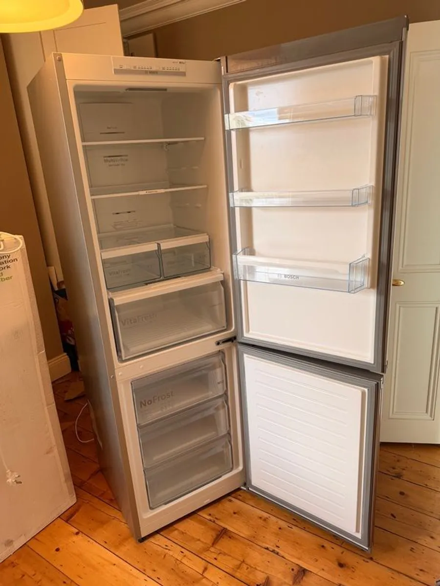 Bosch Serie 4 Freestanding Fridge Freezer - Image 2