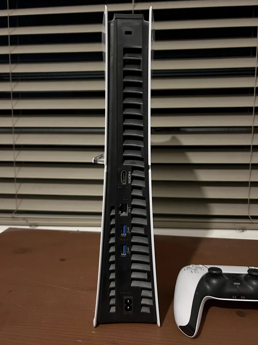 PS5 + controller - Image 3