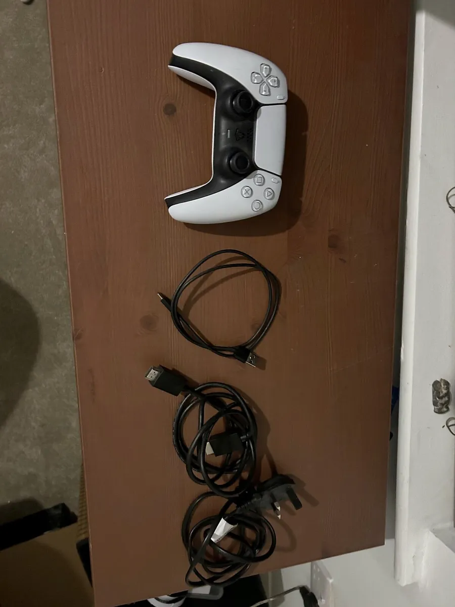 PS5 + controller - Image 4