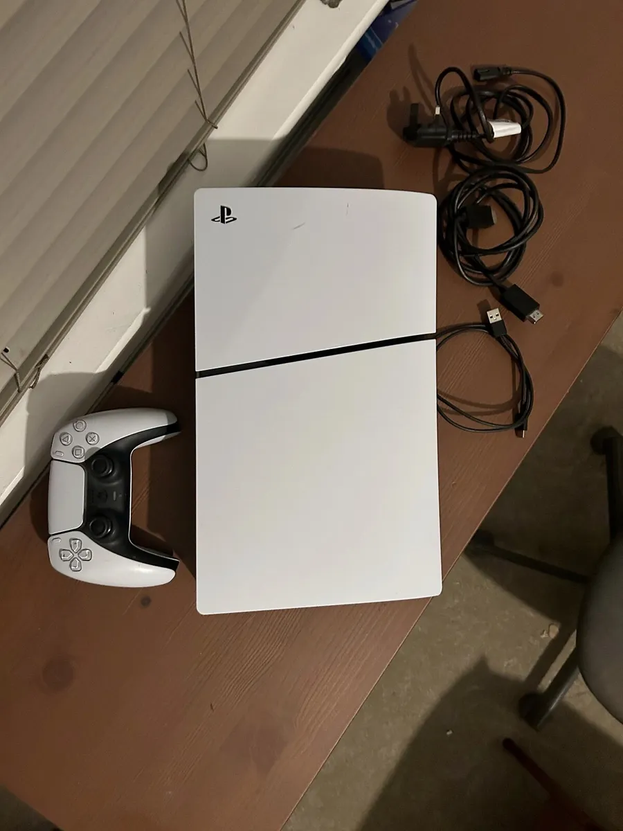 PS5 + controller - Image 1