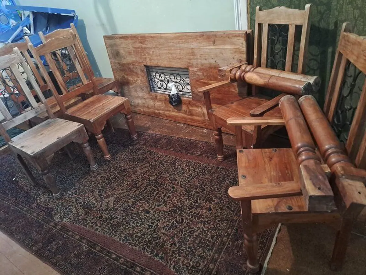 Table and chairs - Image 3