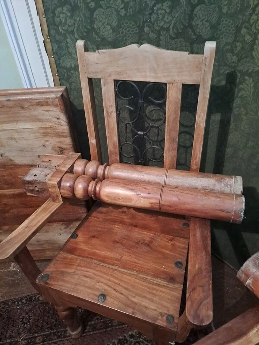 Table and chairs - Image 4