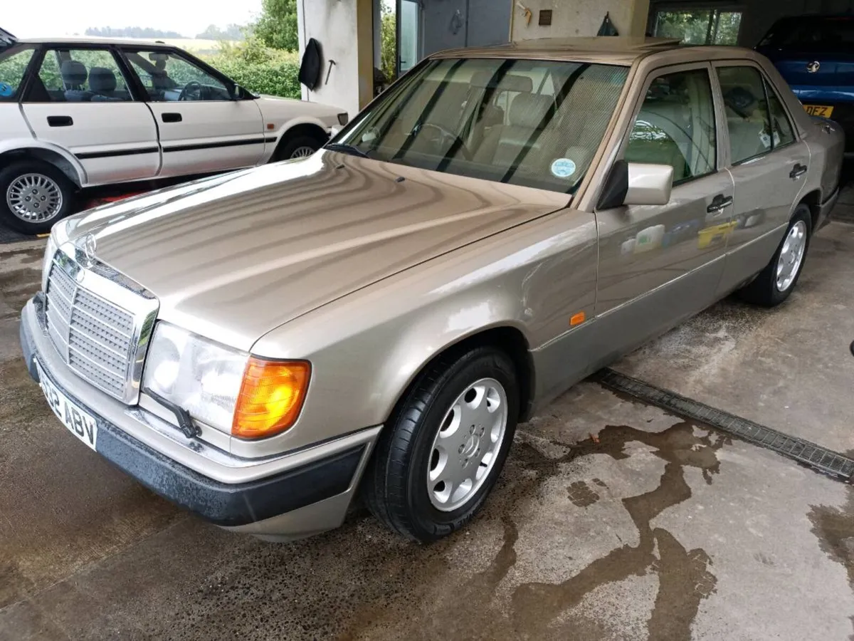Mercedes Benz 300 e - Image 1