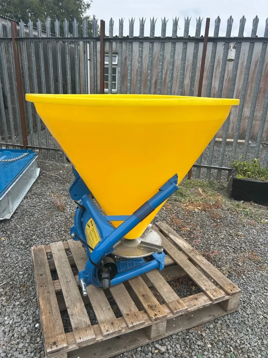 Fleming Ice cream cone fertiliser spreader