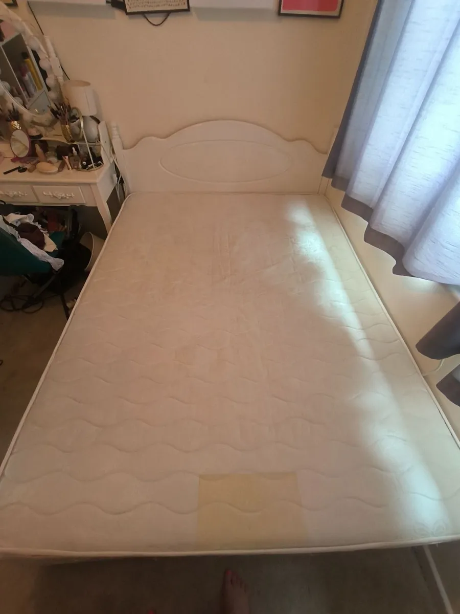 Free queen size bed and mattress to take away - Image 3