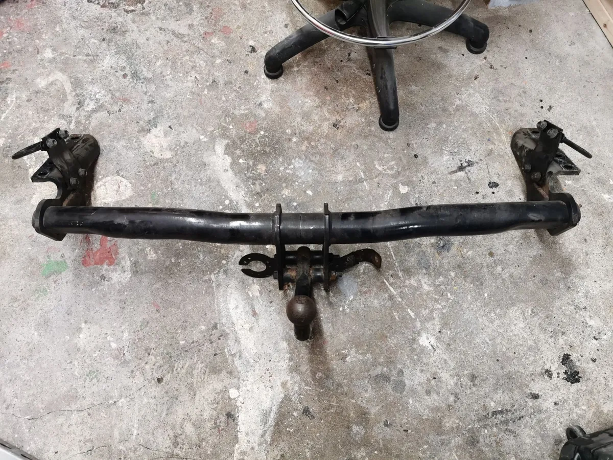 Volvo XC90 towbar taken off 2006 all genuine volvo - Image 1